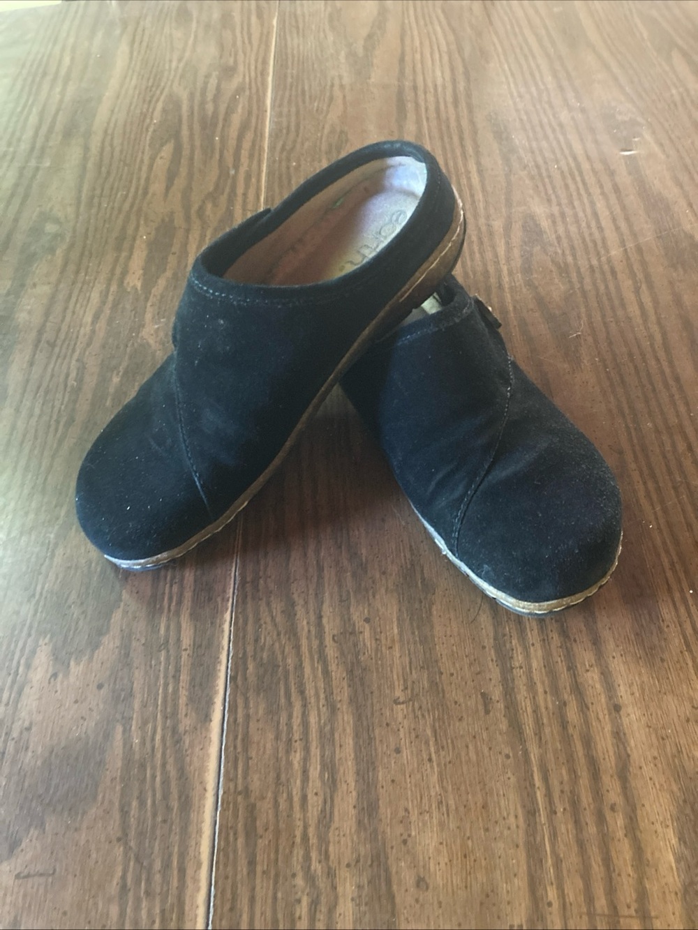 Earth, Ezra black suede clogs size 8 women’s US foam insole
